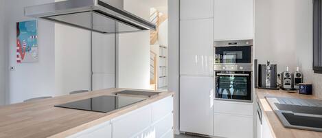 冷蔵庫、電子レンジ、オーブン、食器洗い機