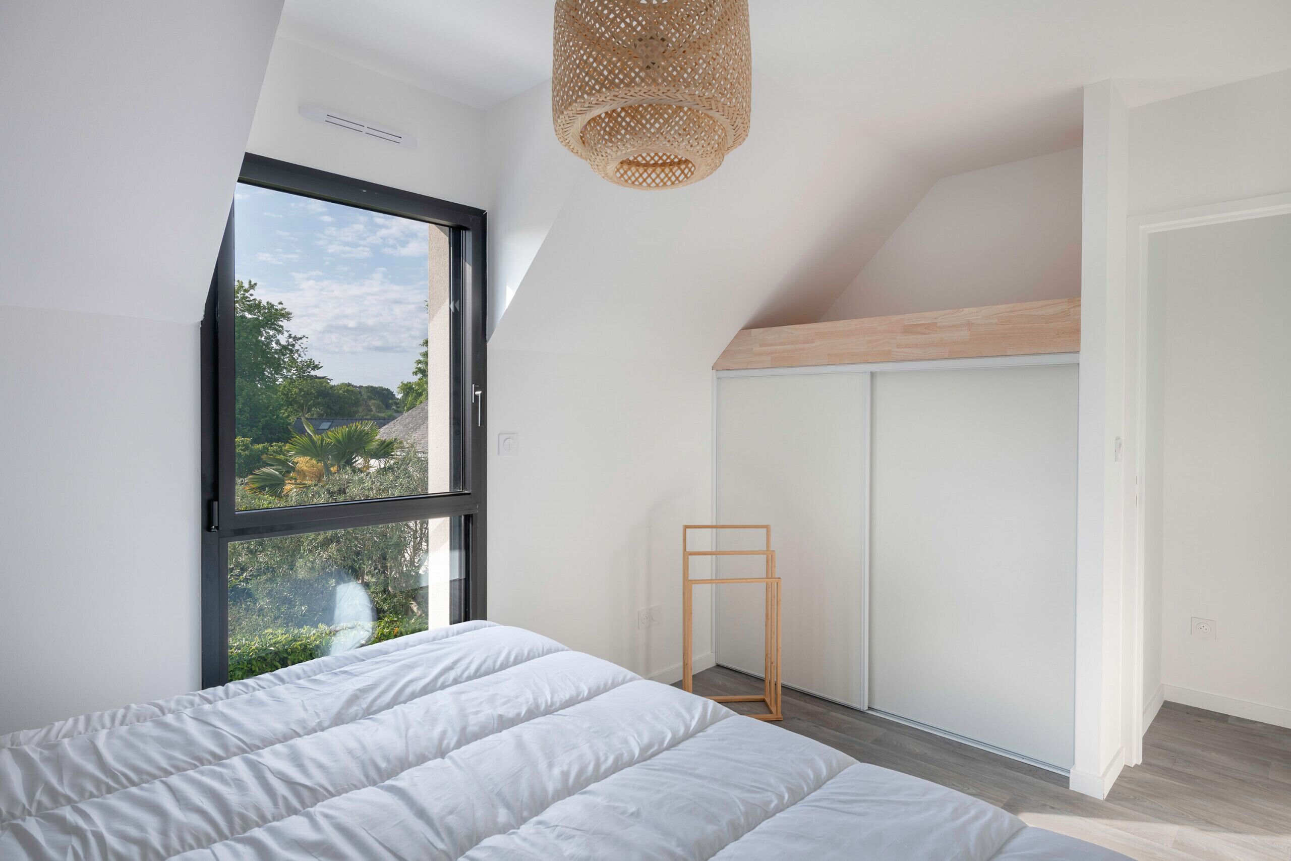 8 chambres, fer et planche à repasser