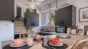 Kaffetrakter/tekoker, kjøleskap, mikrobølgeovn og ovn