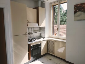 Kühlschrank, Ofen, Herdplatte, Wasserkocher mit Kaffee-/Teezubehör