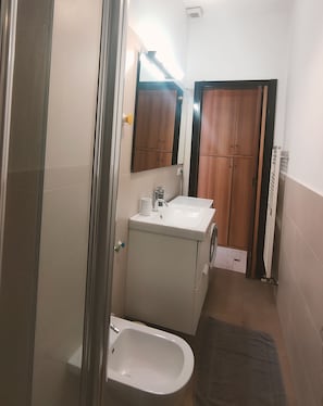 Dusche, Bidet, Handtücher, Seife