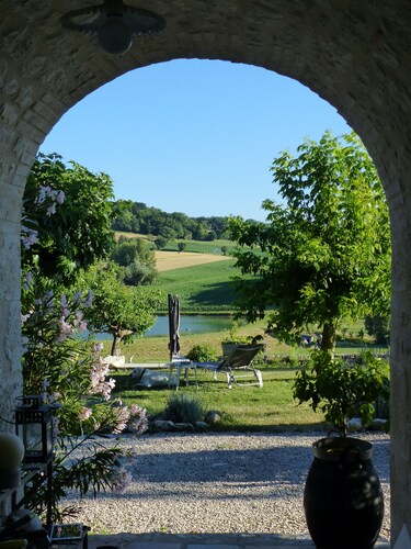 Gite de charme de 2 chambres à côté de Montcuq avec piscine et vues panoramiques