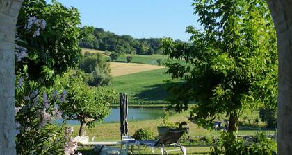 Gite de charme de 2 chambres à cÎté de Montcuq avec piscine et vues panoramiques