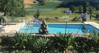 Gite de charme de 2 chambres à cÎté de Montcuq avec piscine et vues panoramiques