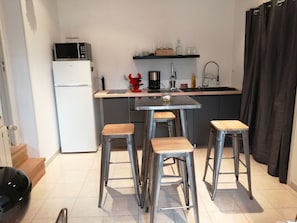 Kühlschrank, Mikrowelle, Ofen, Herdplatte