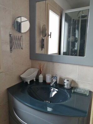 Dusche, Haartrockner, Toilettenpapier