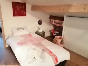 2 Schlafzimmer, Schreibtisch, Bügeleisen/Bügelbrett, Reisekinderbett