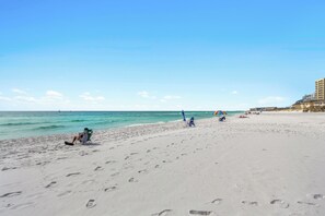 Beach - Poolside Condo + Free Beach Service (Destin)