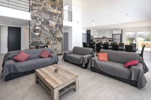 TV, fotballspill, bordtennis og stereoanlegg