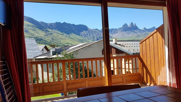 Ein Balkon mit Bergblick.