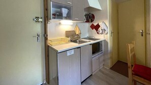Coffee/tea maker, fridge, oven, dishwasher - 10m from ski slopes, 1st floor, view mountain, balcony, tv, ski locker, 24m², Les Menuires (Les Menuires)
