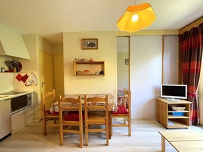 Interior - 300m from shops, 1st floor, view mountain, balcony, tv, ski locker, 24m², Les Menuires (Les Menuires)