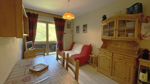 Interior - 10m from ski slopes, 1st floor, view mountain, balcony, tv, ski locker, 24m², Les Menuires (Les Menuires)