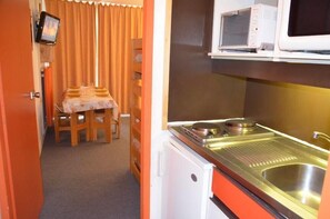 Frigorífico, microondas, horno y cafetera o tetera