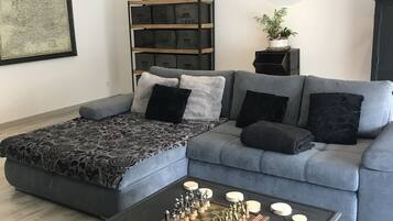 Een televisie, boeken en een printer