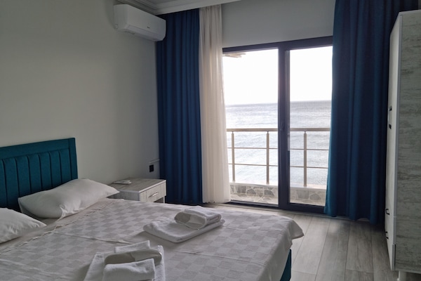 Literie de qualité supérieure, lits bébé (gratuits), lit parapluie