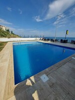 Piscina externa sazonal, funciona das 10h às 18h30, guarda-sóis