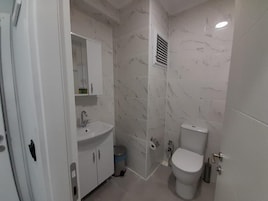 Chuveiro, chuveiro com efeito de chuva, secador de cabelo, sabonete