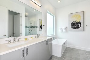 Shower, hair dryer, towels, soap - Grand Villa w Superhero Themed BR, Theater, Arcade, Game Loft, Pool - Near Parks (Davenport)