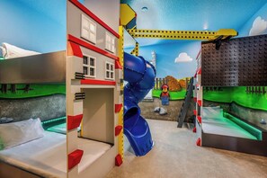 Children’s area - Stylish Home w/ Builder Themed BR, Arcade, Pool Table & Game Loft - Near Disney (Davenport)