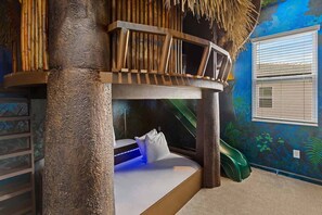 12 室のベッドルーム、デスク、アイロン / アイロン台、旅行用ベビーベッド