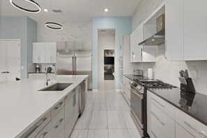 冷蔵庫、電子レンジ、オーブン、コンロ