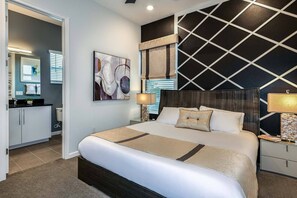 12 Schlafzimmer, Schreibtisch, Bügeleisen/Bügelbrett, Reisekinderbett