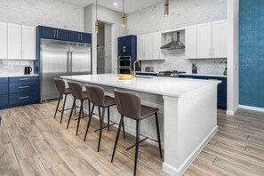 Fridge, microwave, oven, stovetop - Grand Home w/ Golf Simulator, Builder BR, Theater, Game Loft & Gym - Near Disney (Davenport)