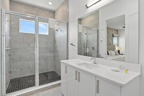 Hair dryer, towels - Cozy Villa w Pirate Theme BR, Theater, Arcade, Game Loft & Spa Pool - Near Parks (Davenport)