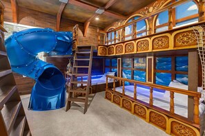 6 bedrooms, desk, iron/ironing board, WiFi - Stylish Villa Near Disney w/ Secret Gaming RM, Pirate BR, Theater & Pool Table (Davenport)