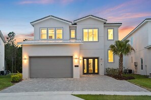 Exterior - Stylish Villa Near Disney w/ Secret Gaming RM, Pirate BR, Theater & Pool Table (Davenport)