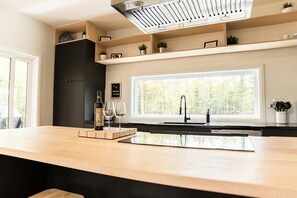 Fridge, microwave, oven, stovetop - Chalet Le 26 de Charlevoix! Spa, Nature, Billiards, Pets allowed! (Petite-Rivière-St-François)