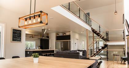Chalet Le 26 de Charlevoix! Spa, Nature, Privacy, Billiards, Pets allowed!