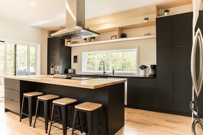 Fridge, microwave, oven, stovetop - Chalet Le 26 de Charlevoix! Spa, Nature, Billiards, Pets allowed! (Petite-Rivière-St-François)