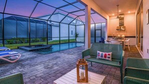Eine moderne Außenpatio mit Glasveranda, Pool und Essbereich mit Gartenmöbeln.