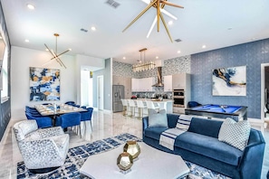 Smart TV, video games, table football, stereo - Coolest Home w/ Ice Princess BR, Pool Table, Theater, Game Loft - Near Disney (Davenport)