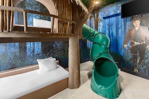 6 bedrooms, iron/ironing board, WiFi, bed sheets