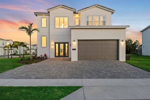 Exterior - Epic Villa w Sci-Fi Themed BR, Game Loft, Arcade, Theater, Spa Pool - Near Parks (Davenport)