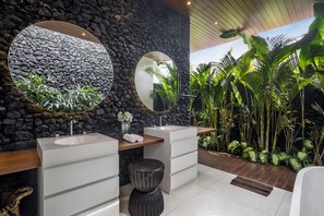 独立的浴缸和淋浴、大花洒淋浴喷头、毛巾、肥皂