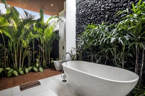 Badewanne und Dusche (separat), Regendusche, Handtücher, Seife