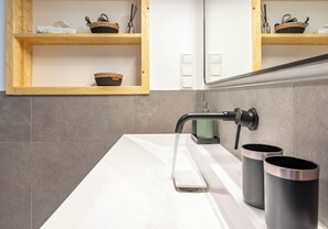 Regadera, secadora de cabello, toallas, papel de baño