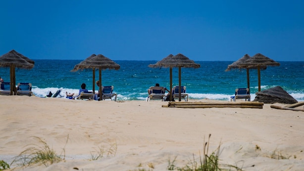On the beach, white sand - Hotel Bari (Conil de la Frontera)