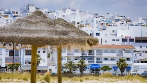 On the beach, white sand - Hotel Bari (Conil de la Frontera)