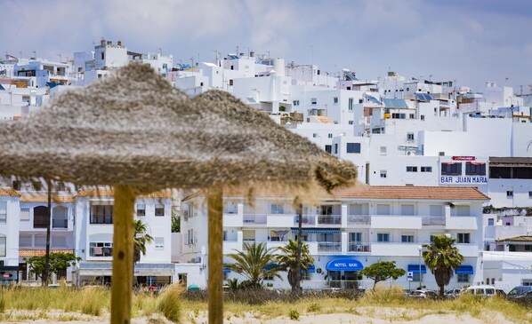 On the beach, white sand - Hotel Bari (Conil de la Frontera)