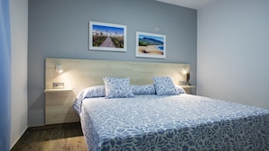 Desk, laptop workspace, WiFi (free), bed sheets - Hotel Bari (Conil de la Frontera)