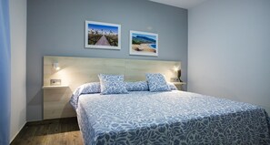 Desk, laptop workspace, free WiFi, bed sheets - Hotel Bari (Conil de la Frontera)