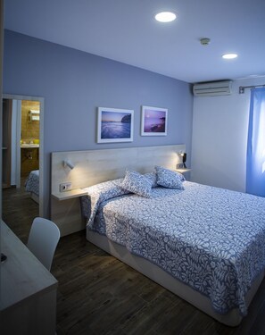 Quarto casal luxo | Escrivaninha, espaço de trabalho para notebook, Wi-Fi de cortesia
