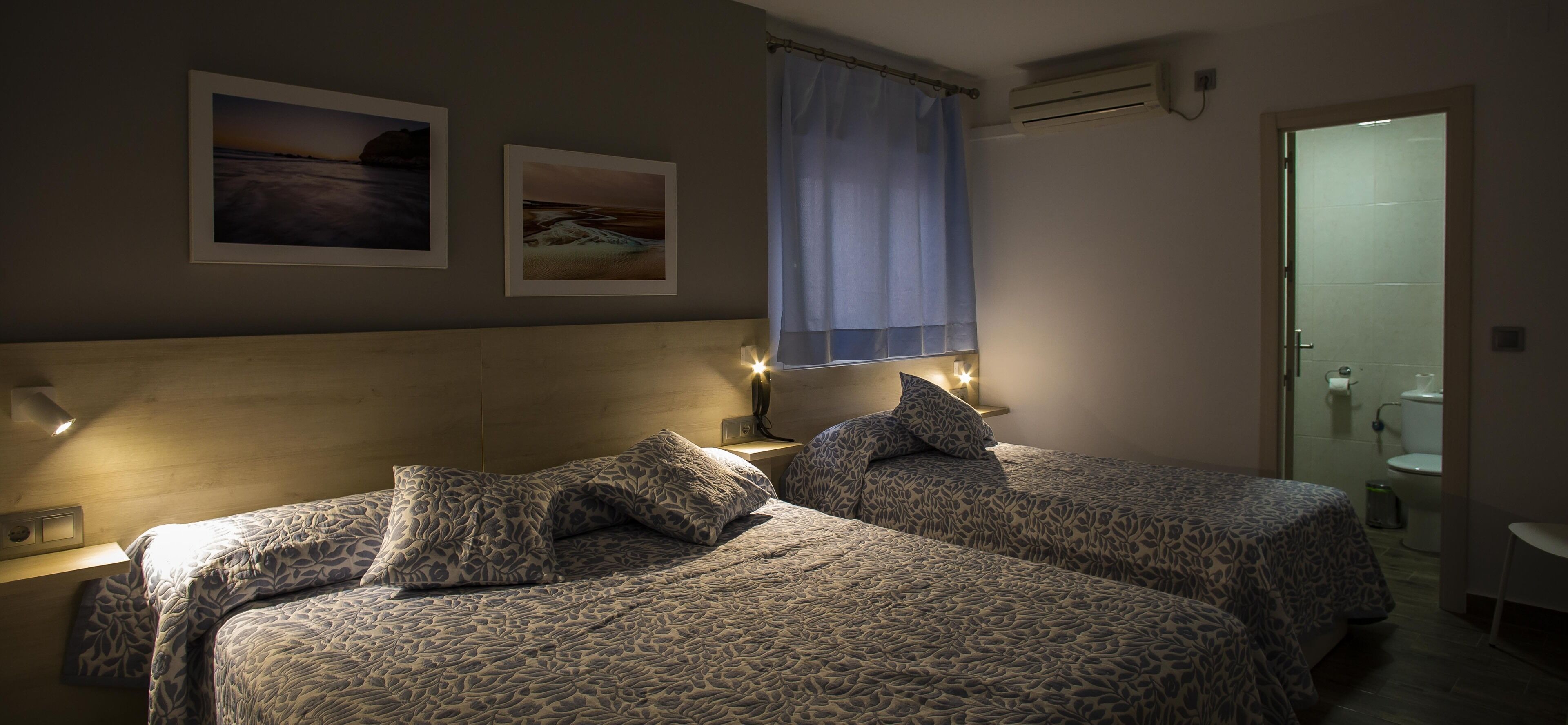 basic triple room | desk, laptop workspace, free wifi, bed sheets