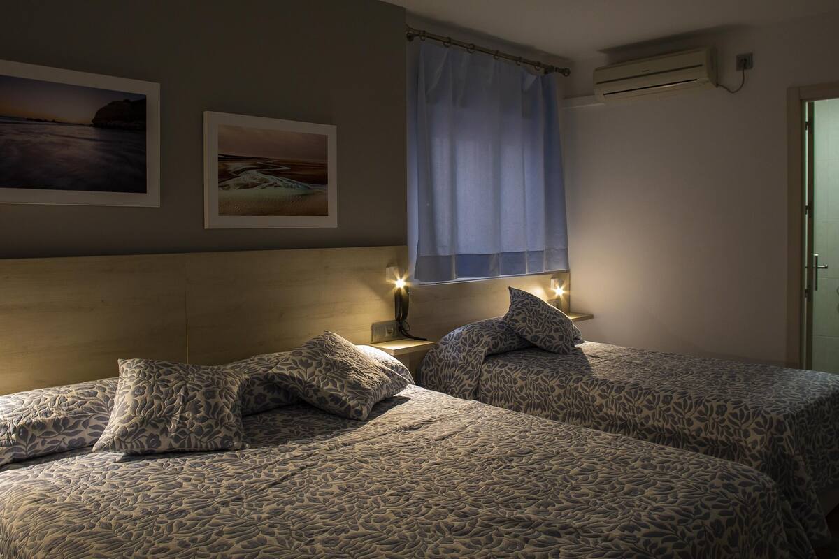 basic triple room | desk, laptop workspace, free wifi, bed sheets