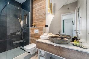Douche, séchoir à cheveux, serviettes fournies